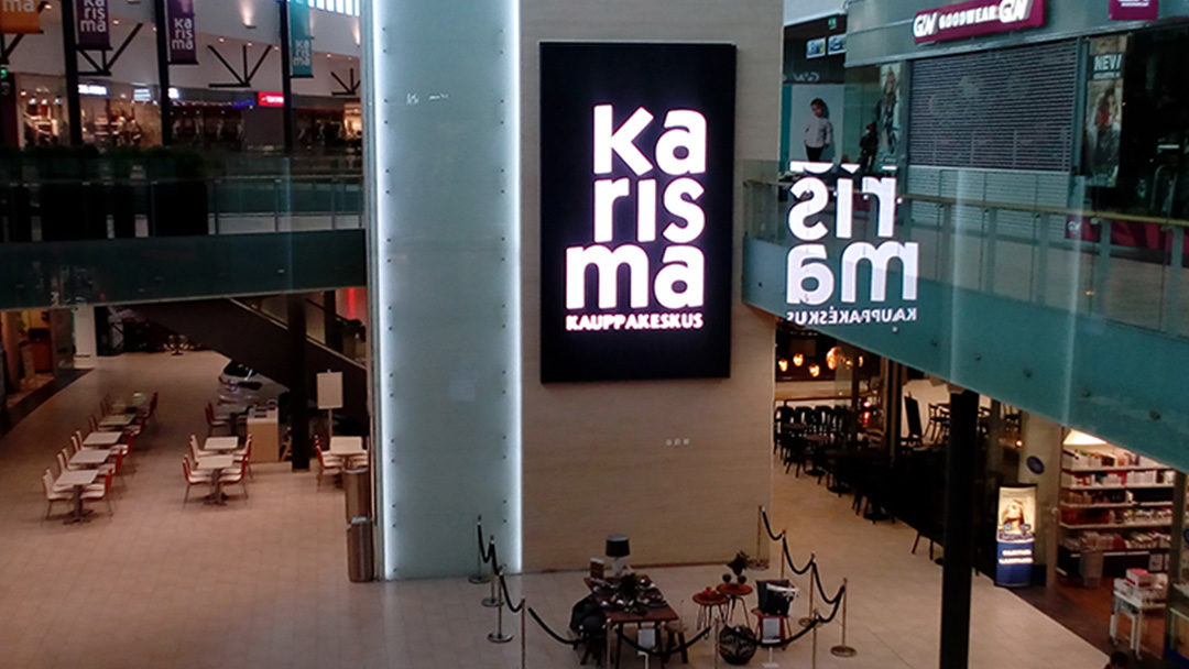Syviä värejä ja raikkautta kauppakeskus Karismaan